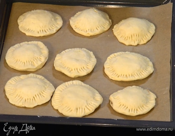 Раскатать тесто в не слишком тонкий пласт, вырезать из него кружки, на один кружок выложить джем, накрыть вторым кружком теста, скрепить края и слегка прижать их вилкой.