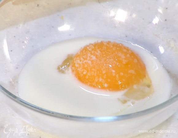 Яичный желток перемешать с молоком и оставшейся солью.