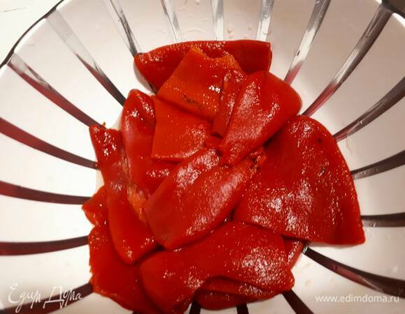 Подпалите кожицу с болгарского перца (я делаю это в духовке на гриле). Затем удалите кожицу.