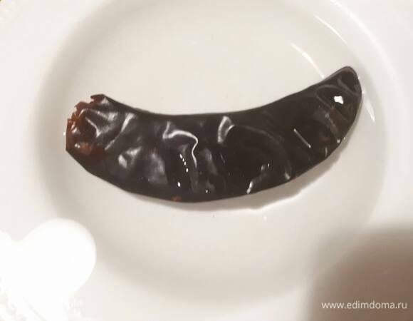 Замочите перец чили в горячей воде на 15 минут. Можно использовать свежий перец чили. В таком случае нужно его почистить.