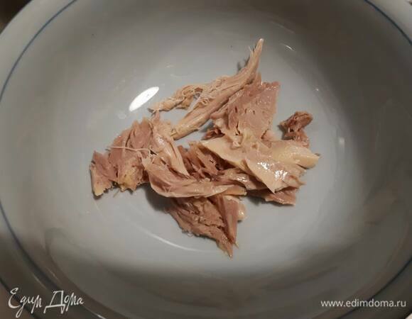 Нарежьте куриное мясо и разложите по тарелкам.