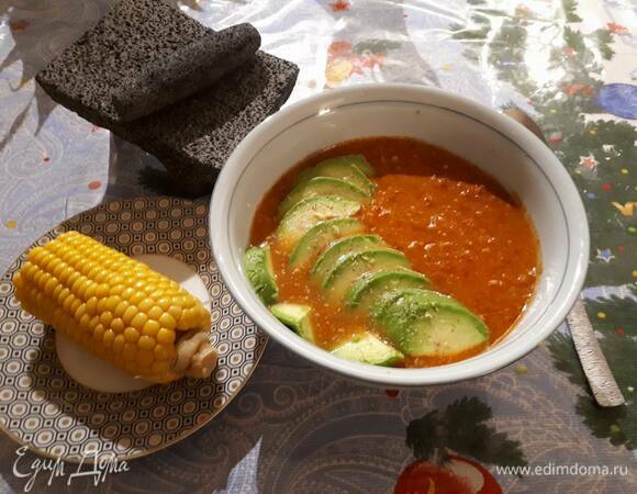 Подавайте суп с кукурузой и нарезанным авокадо.