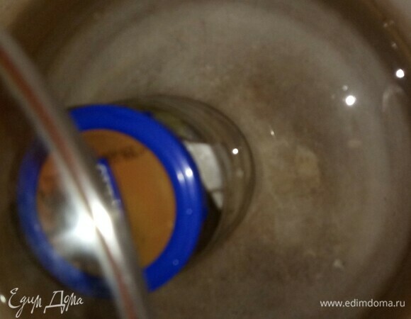 В большую кастрюлю ставим банку (или несколько банок), доливаем воды по «плечики» банки. От воды до верха кастрюли должно оставаться 10–15 см. Ставим на плиту, накрываем крышкой с отводом пара. Пока вода не начнет кипеть, придерживаемся максимального огня. Как только вода закипела, убавляем огонь и томим консервы 5 часов, периодически доливая теплую воду до первоначального уровня.