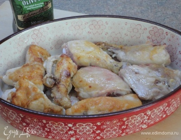 Разогрейте духовку до 180–200°C. Куриные бедра (или две крупные ножки, разделенные на бедро и голень) посолить, поперчить со всех сторон и подрумянить с обеих сторон на хорошо разогретом масле. Выложить в форму для запекания.