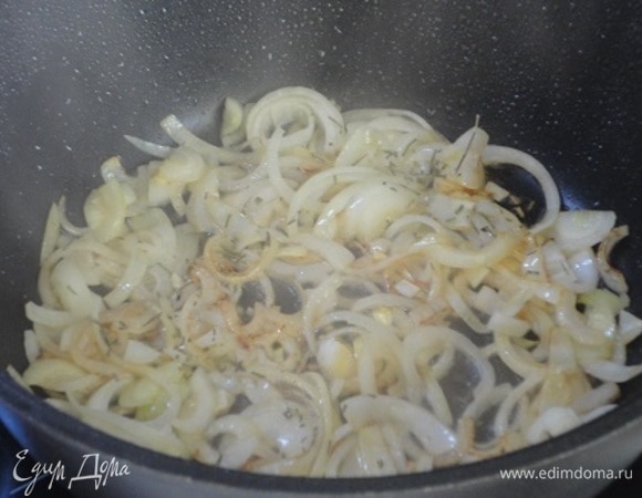 В сковороду, в которой жарились бедра, выложить лук и розмарин. Посолить по вкусу и жарить, помешивая, до золотистого цвета.