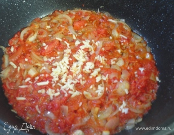 Влить вино, довести до кипения и добавить измельченные помидоры вместе с томатом и еще раз довести все вместе до кипения. Добавить рубленый чеснок и влить сливки. Соус посолить по вкусу, хорошо перемешать, довести до кипения.
