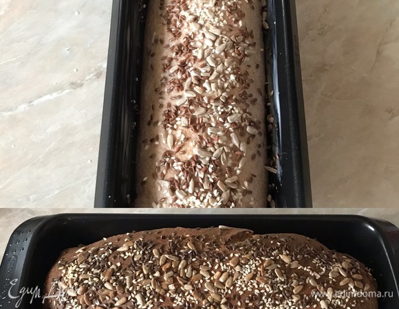 Духовку нагреваем до 190°C. Смазываем верхушку хлеба молоком, посыпаем семечками и семенами.