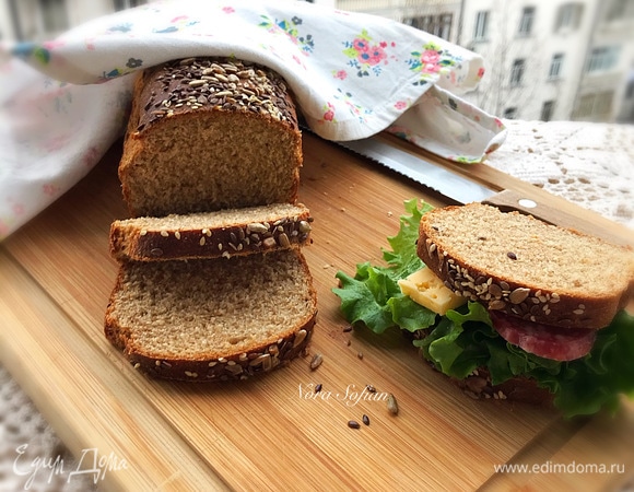 Выпекаем хлеб первые 10 минут при 190°C, затем уменьшаем температуру до 180°C и выпекаем еще 30 минут. Но вы ориентируйтесь по своей духовке.