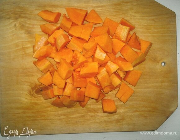 Тыкву промыть, обсушить. Почистить от кожуры и семян, нарезать небольшими кусочками.