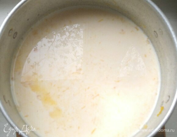 Тыкву измельчить блендером в кастрюле. В тыквенное пюре влить молоко, довести до кипения.