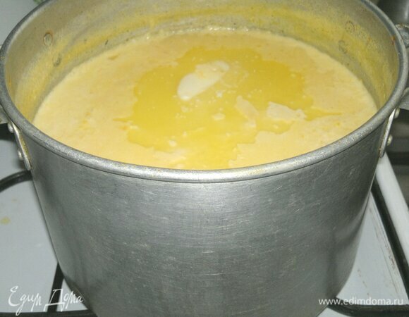 В кашу добавить сахар, сливочное масло, перемешать. Варить 5 мин и выключить огонь. Завернуть кастрюлю с кашей в теплое одеяло и дать ей постоять 1 час. Это время я указала во «Времени подготовки».