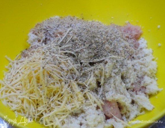 Хлеб размочите в молоке, затем слегка отожмите. Лук и чеснок очистите и мелко порубите. Орехи измельчите в крошку. Смешайте фарш, овощи, орехи и хлеб, 2 ст. л. сыра, смесь сухих трав, соль и перец. Тщательно вымесите и слегка отбейте.
