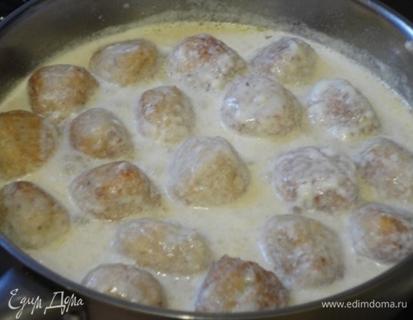В большой сковороде или сотейнике разогрейте оливковое масло. Смоченными в теплой воде руками скатайте из фарша шарики диаметром примерно 3,5 см. Обваляйте в муке и обжарьте до румяной корочки со всех сторон. Влейте вино, готовьте 4 мин. Уменьшите огонь, добавьте сливки и готовьте без крышки, время от времени переворачивая, 10 минут.