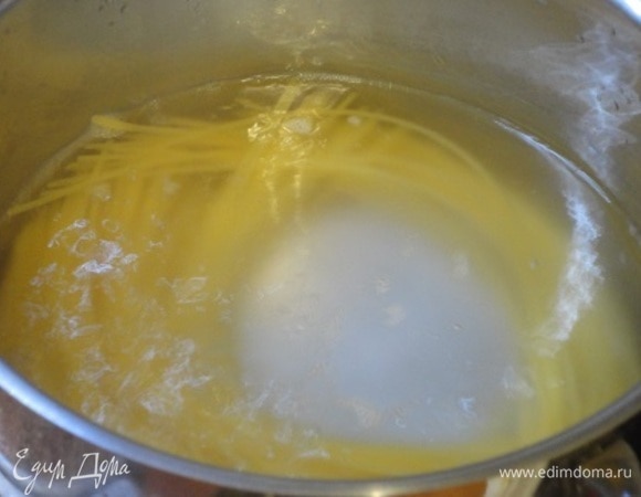 На гарнир отварите итальянскую пасту.