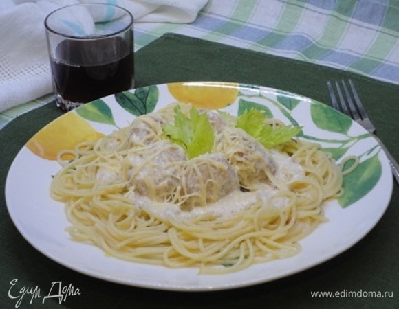 При подаче посыпьте тефтели оставшимся сыром.