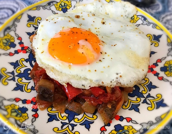 Готовое блюдо снимаем с огня и даем настояться. Подаем с яичницей.