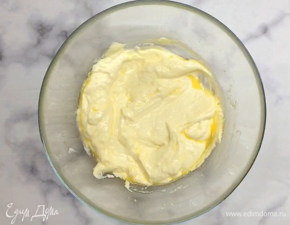 Добавляем растопленное сливочное масло и вымешиваем до однородности.
