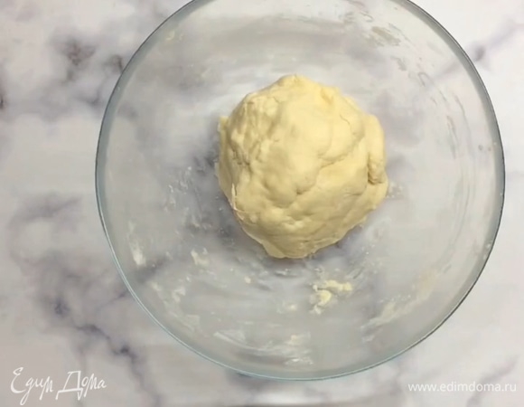 Просеиваем муку и разрыхлитель, перемешиваем и вымешиваем тесто. Убираем в пакете в холодильник на 10–15 минут, пока готовим начинку.