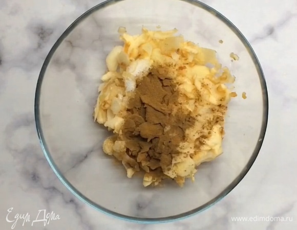 Готовим начинку. Яблоки чистим от шкурки и сердцевины. Натираем на тоненькие небольшие кусочки. К яблокам добавляем сахар или сахарозаменитель и корицу, перемешиваем.