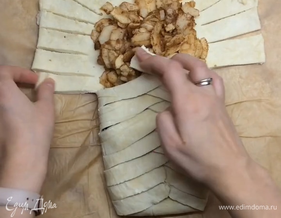 Делаем надрезы ножом, чтобы получились полосочки, и собираем плетенку.