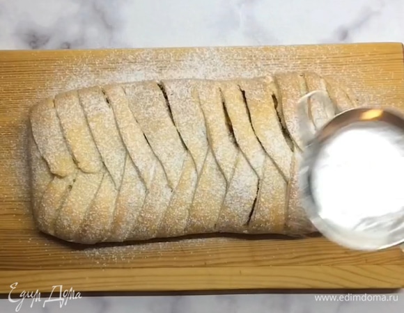 Ставим в духовку при 180°C на 30 минут. Готовую плетенку посыпаем при желании сахарной пудрой и подаем к столу!