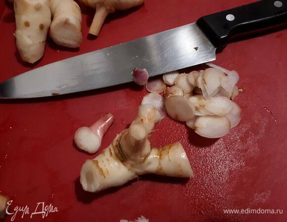 Нарежьте галангал тонкими ломтиками. Всего нам понадобится примерно 50 г. Я нарезаю обычно самые нежные побеги, а части потолще замораживаю. Потом их можно использовать для варки бульонов.