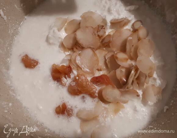 Вылейте кокосовое молоко в кастрюлю. Срежьте мясо с окорочков, нарежьте его на кусочки и добавьте в молоко вместе с галангалом. Поставьте вариться на медленном огне.