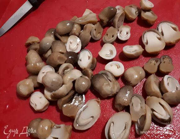 Разрежьте соломенные грибы пополам.