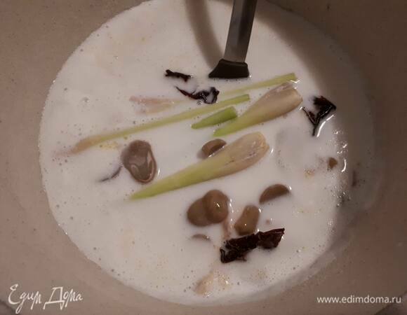 Когда куриное мясо будет готово, положите в суп грибы, лемонграсс, перцы чили (я положила сухие чили морита) и цедру лаймов. Доведите до кипения на медленном огне, проварите 5 минут и снимите с огня.