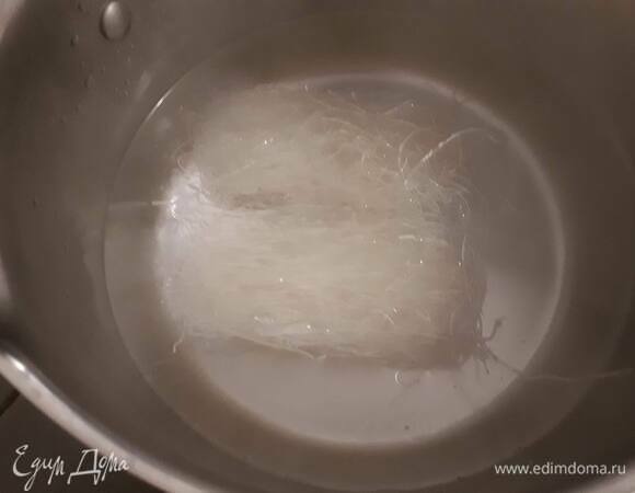 Отварите рисовую вермишель. Вообще, суп едят обычно без вермишели, но мне нравится так.