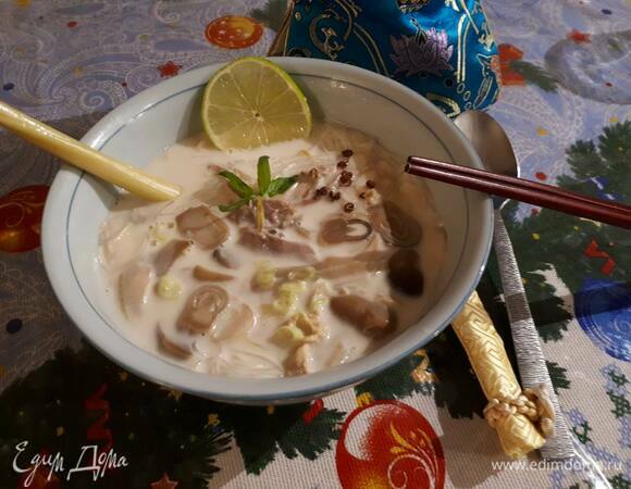 Перед подачей выньте из супа лемонграсс и перцы чили. Разложите вермишель по тарелкам, разлейте суп и добавьте сычуаньский перец.