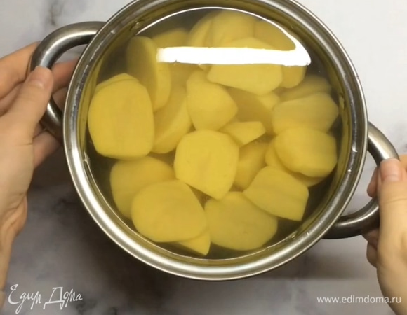 Готовим начинку. Картошку чистим, варим до готовности.
