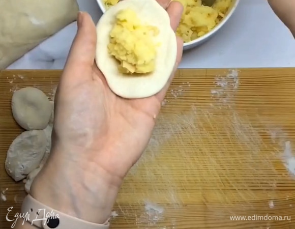 Раскатываем тесто не очень тонко, чтобы оно не порвалось при варке. Выкладываем начинку (не слишком много — по тем же причинам).