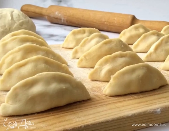 Замораживаем вареники на доске, затем складываем в пакет. Если все выложить в пакет сразу, то они склеятся и порвутся.