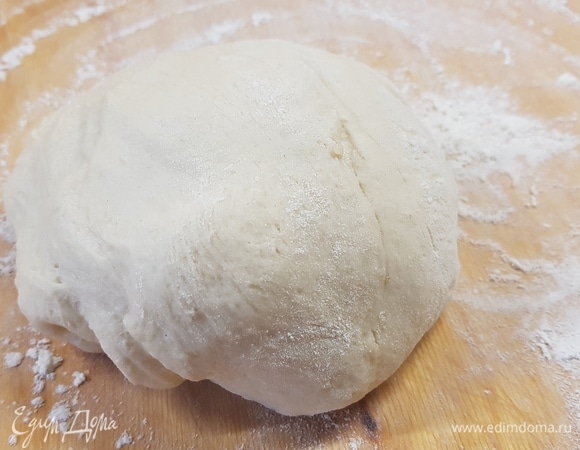 В теплом молоке развести дрожжи. Добавить сахар и растопленное сливочное масло. Перемешать все. Постепенно добавлять соль и муку. Вымешивать до гладкости теста. Скатать в шар и оставить для подъема на 1,5 часа.