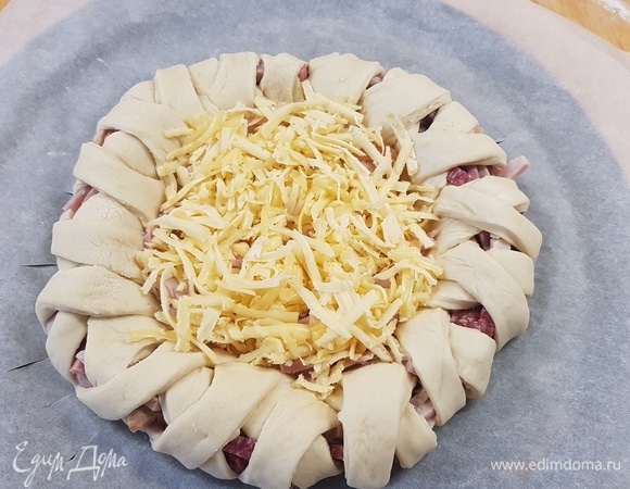 В середину выложить оставшуюся колбасу и посыпать сыром. Дать постоять для подъема 20 минут.