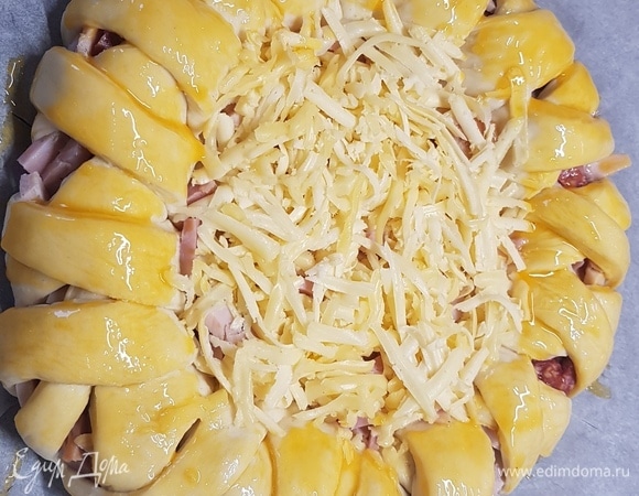 Смазать желтком и выпекать 20 минут при температуре 200°C.