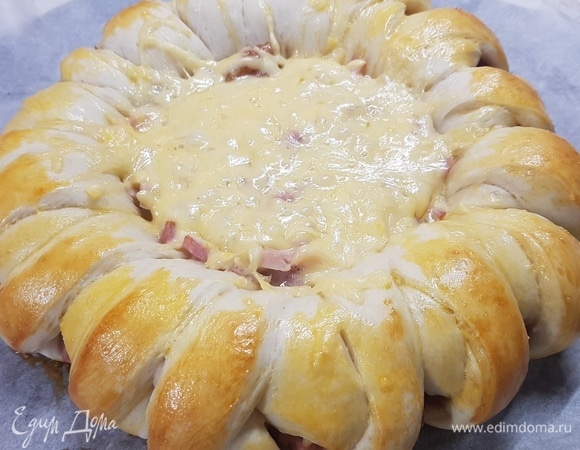 Готовому пирогу дать немного остыть, и можно приступать к чаепитию.