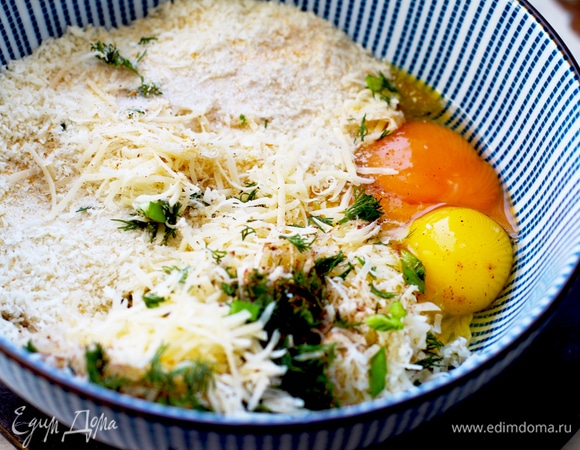 Куриный бульон сварить заранее. Натереть сыр (у меня пармезан и грана падано), добавить все приправы, желтки смешать с солью и добавить к сыру, всыпать хлебную крошку, рубленую зелень и сушеный чеснок.