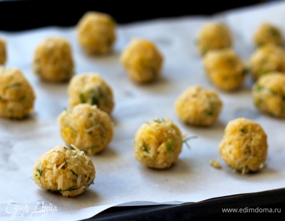Из полученной массы скатать шарики размером с грецкий орех и поставить в морозилку на 20–30 минут.