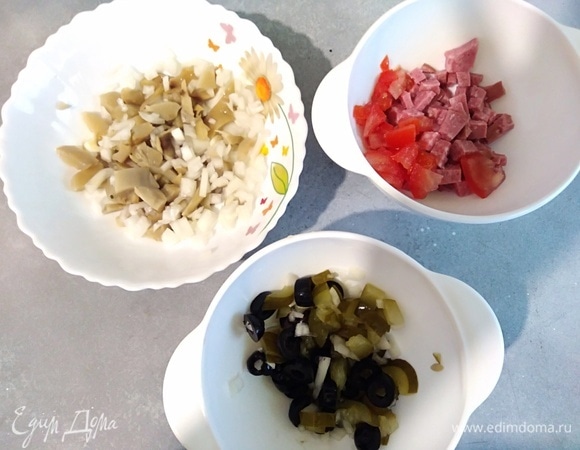 Нарезать все кубиками. Ингредиенты для трех начинок соединить в отдельных мисках. Можно составить начинку по желанию своих домочадцев. В каждую добавить майонез и тертый сыр. В грузди рекомендую положить сметану. Немного сыра оставить.