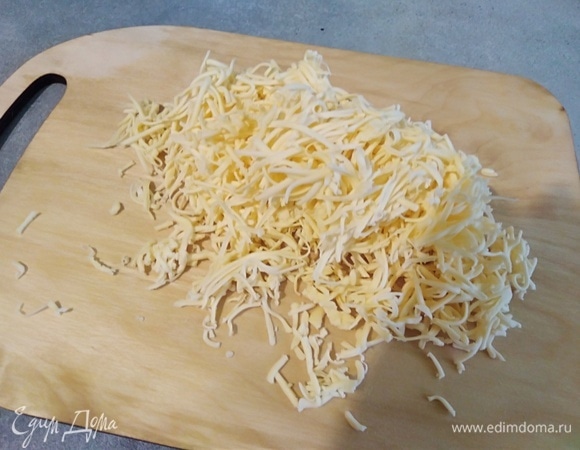 Сыр натереть.
