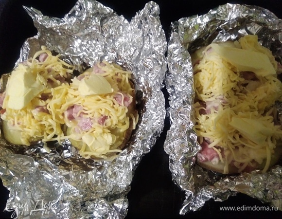 Положить сверху еще масла и оставшийся сыр.