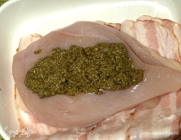 Заполняем грудку соусом песто (40 г соуса — 1 ст. л. с горкой).