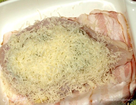 Сыр трем на средней терке, посыпаем им филе.