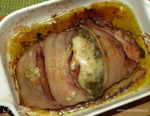 Достаем готовое филе. Перекладываем на блюдо и оставляем на 15 минут. Нарезаем на кусочки. Можно подавать.