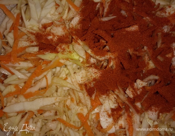 6–7 листов капусты отделить от кочана, промыть и просушить, удалить прожилки. Мелко нашинковать, смешать с натертой на крупной терке морковью и мелко нарезанным луком. Добавить 1 ч. л. паприки и 1 ч. л. копченой паприки. Выложить в форму с крышкой, долить 150 мл куриного бульона. Накрыть крышкой. Поставить в духовку на 15 минут при 120°C.