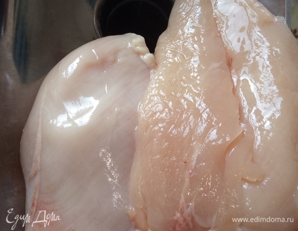 Куриные грудки пропустить через крупную сетку мясорубки. Добавить соль и перец. Чеснок выдавить через пресс или мелко нарезать.