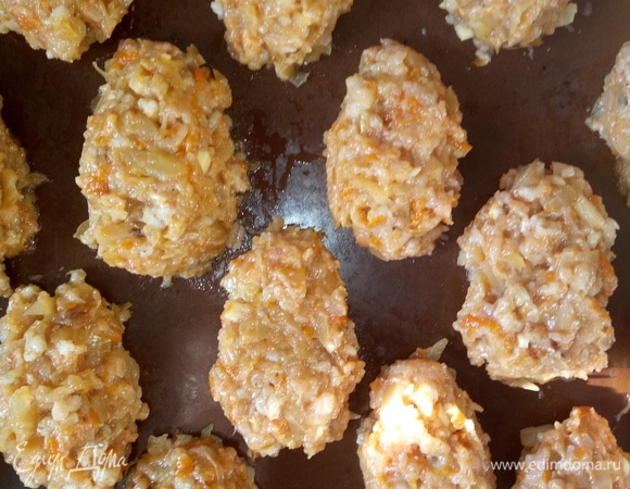 В глубокую форму при помощи двух столовых ложек выложить голубцы, не приминая. Лучше выкладывать плотно, так как будет добавлен томатный соус. Ставим форму в духовку на 10 минут при 120°C.