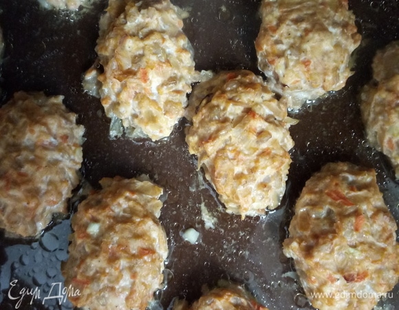 Через 10 минут долить 500 мл куриного бульона. Тушить еще 30 минут при 120°C.